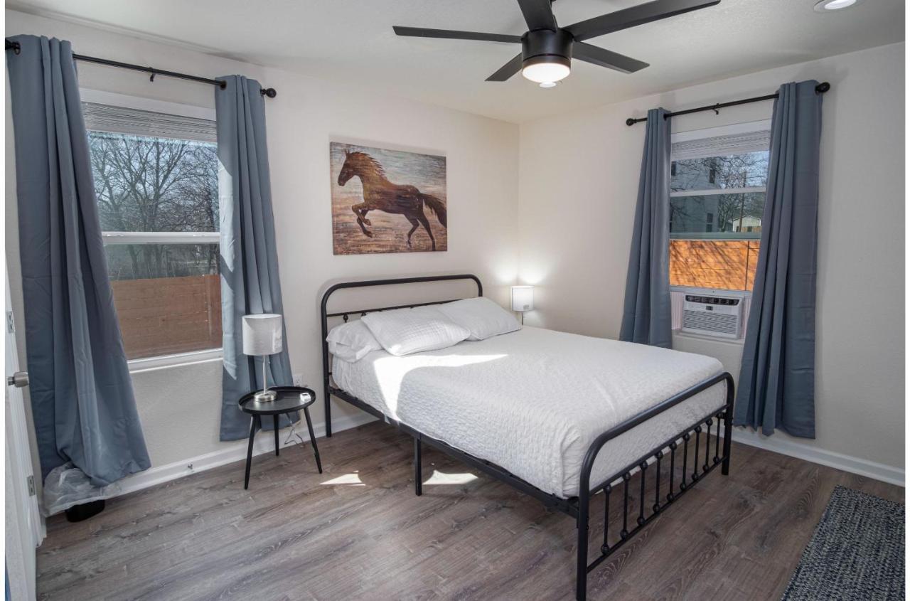 Adorable 2Br Guesthouse Close To Riverwalk And Dt San Antonio Room photo